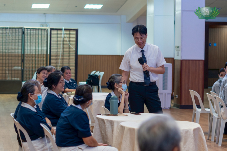 Dalin Tzu Chi Hospital’s Dr. Shih-Kai Hung chats with guests after his talk on “Precision radiation oncology treatment.”