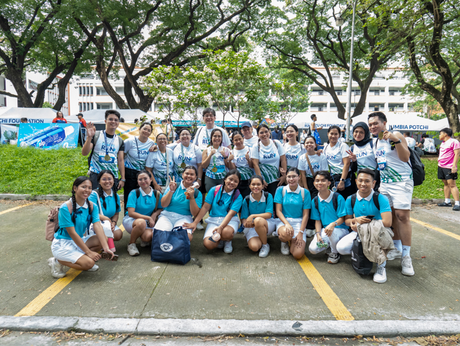 Tzu Chi scholars gather with volunteers and event staff for a photo after the program. 