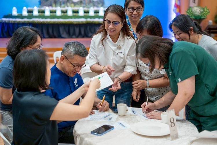 Doctors, nurses, and medical practitioners played Tzu Chi’s version of Human Bingo, visiting different tables to complete the game.