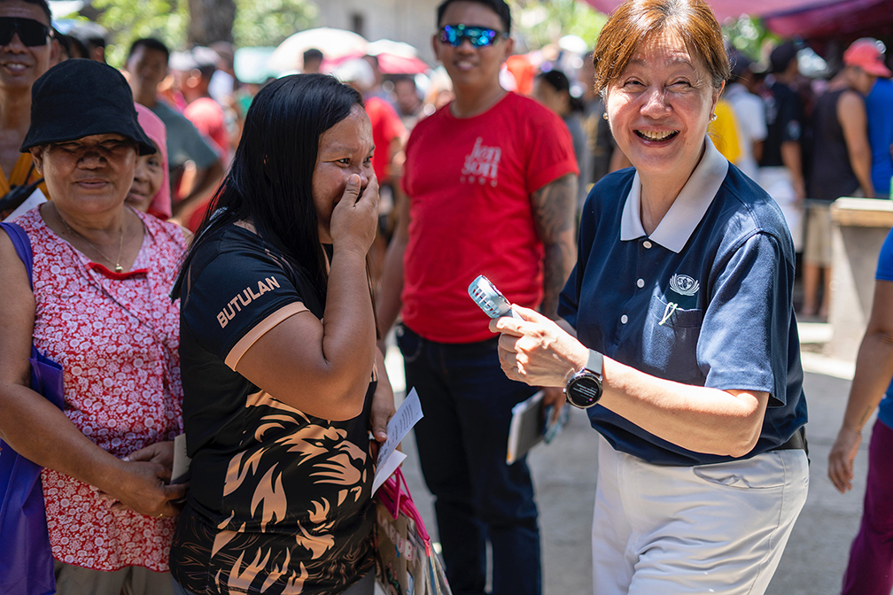 Barangay health worker Erenia Taruc Rufo (left) shares a light moment with Tzu Chi volunteer Josephine So. 