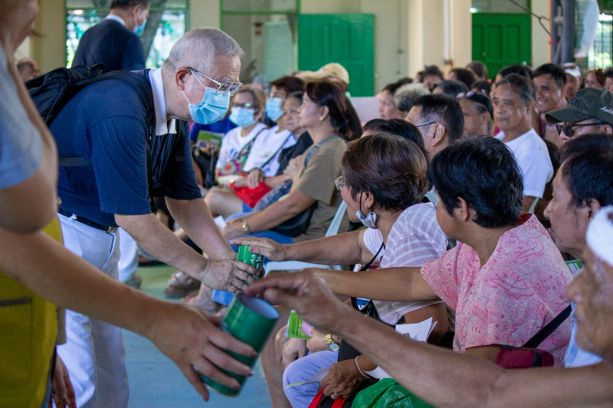 The people of Sto. Tomas, Pampanga generously donate whatever they can in Tzu Chi coin cans in hopes of returning the blessing they receive. 