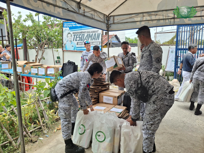 Members of the Philippine Navy gave their best efforts in conducting the relief operations in Brgy. San Miguel, Hagonoy, Bulacan.