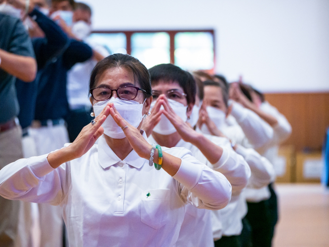 Volunteers focus on doing the correct hand gesture【Photo by Daniel Lazar】