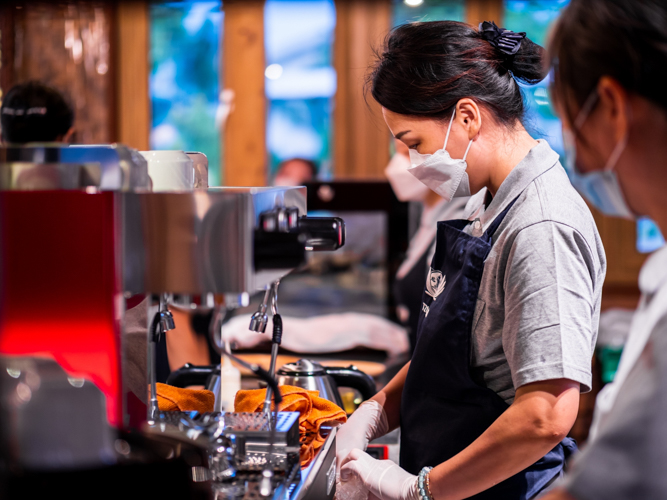 A volunteer stepped in as a barista to prepare coffee. 【Photo by Daniel Lazar】