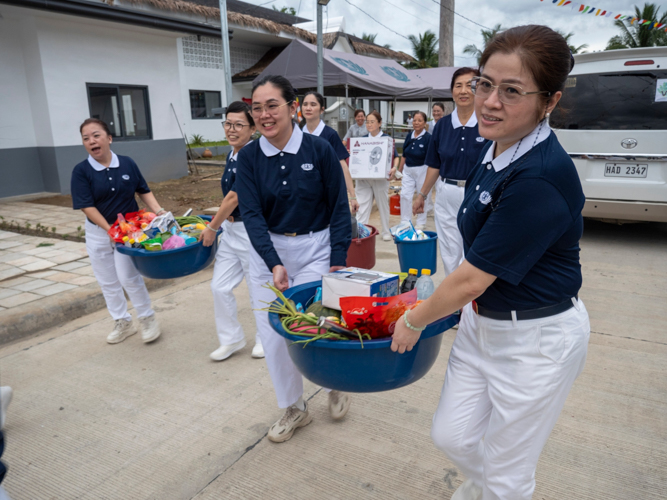 No item is too heavy for Tzu Chi volunteers, they always work hard with a smile.