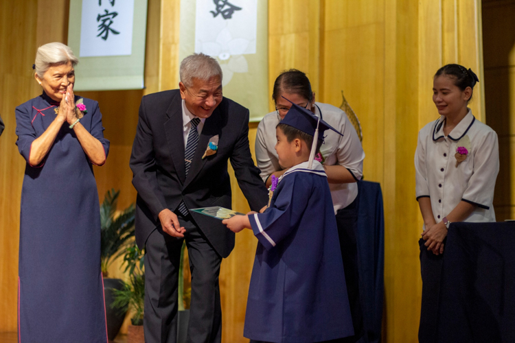 Tzu Chi Philippines CEO Henry Yuñez presents each student with a certificate. “We are often reminded by Master Cheng Yen how education lights up a path to create a society full of hope. Last year on September 25, we opened the Tzu Chi Great Love Preschool Philippines. Now we see a group of young kids in front of us, cute and bubbly, but also well-rounded and compassionate.” 【Photo by Matt Serrano】