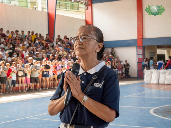 Tzu Chi Cebu volunteer Leonida Gaerlan leads a prayer for residents frequently affected by calamities in Cebu.