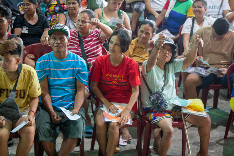 (right, wearing green shirt) Maria Christina Fuentecilla expresses gratitude to Tzu Chi.