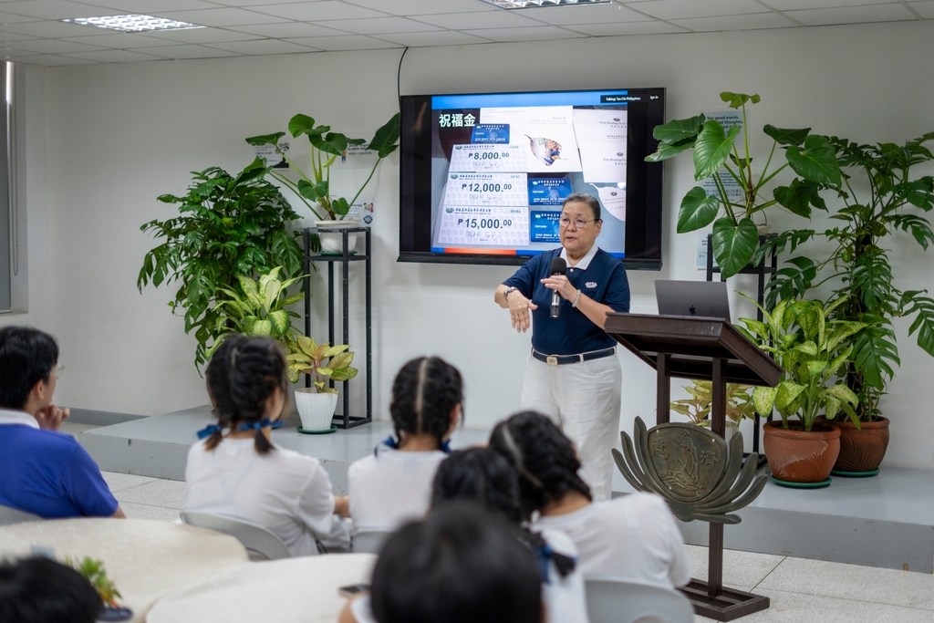 Tzu Chi volunteer and Head of Communications Department Judy Lao talked about the volunteers’ journey during the relief operations in Tacloban, Leyte, during Typhoon Yolanda.