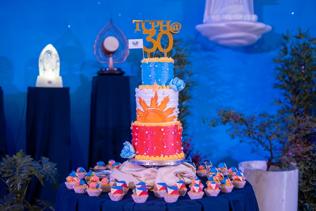 Tzu Chi Foundation Philippines’ 30th Anniversary Cake is a three-layer flag-inspired cake surrounded by cupcakes accented with flags.