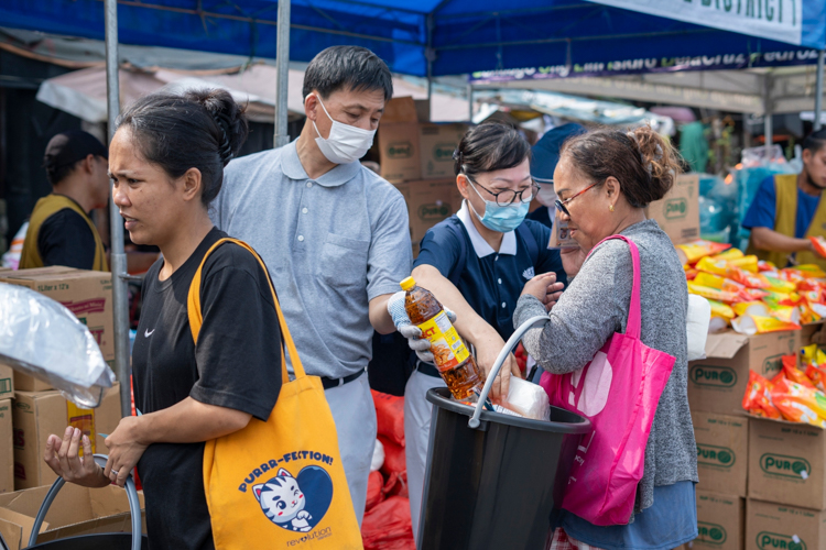 Tzu Chi volunteers distribute condiments and cooking essentials to the beneficiaries.