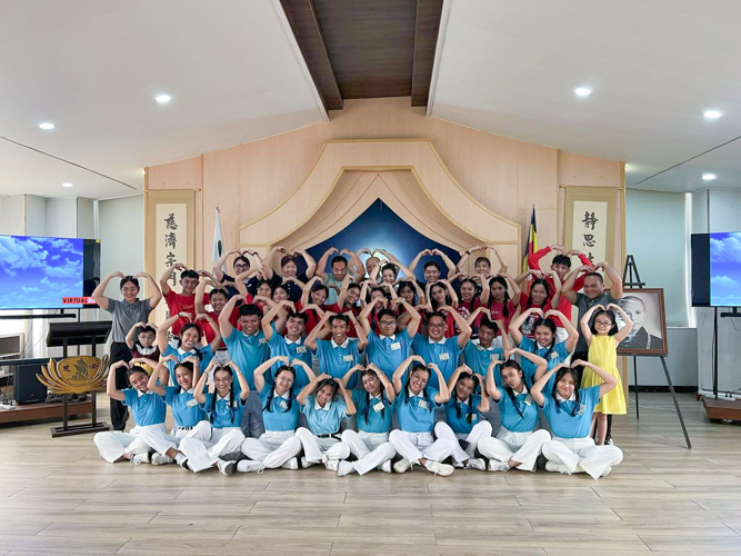 The Pampanga chapter forms a heart, sending love to everyone. Regardless of the location, they succeeded in letting the Manila chapter feel their embodiment of the holiday spirit.