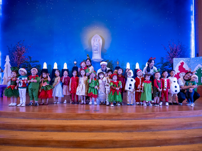 Nursery and pre-kindergarten students, with their teachers, take a commemorative photo after their performances.