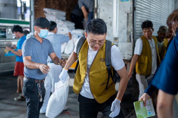 Along with his friends, Ian Ouyang, a 40-year-old businessman, sponsored the sacks of rice that were given to the fire victims. “This Christmas, I planned to do something to help the Quiapo community,” he said. He also helped distribute the sacks to the fire victims.