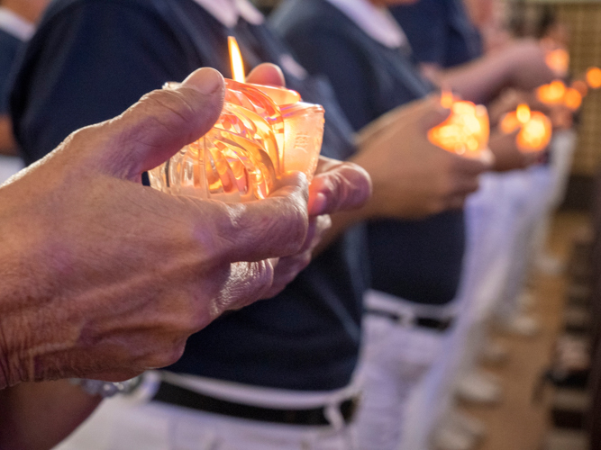 As the soft glow of a battery-operated candle illuminates the palm of Tzu Chi volunteers, it epitomizes the foundation’s enduring mission—being the light of hope for three decades and continuously providing warmth to the lives of those in need, one compassionate year at a time.