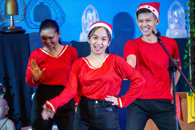 Tzu Chi scholars from Universidad de Manila (UDM) at the Christmas Carol Contest【Photo by Marella Saldonido】