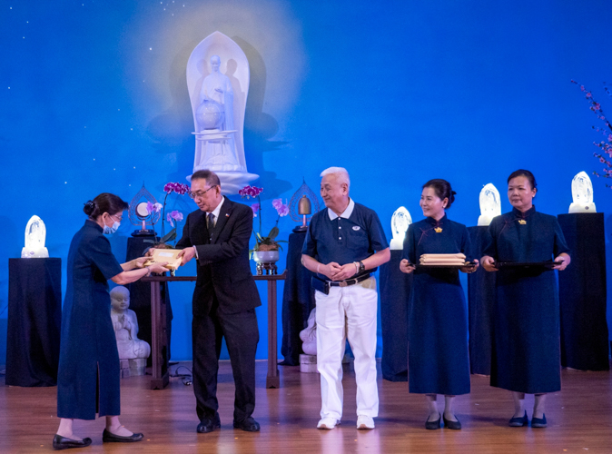 Ambassador Francis Chua and Tzu Chi Philippines CEO Henry Yuñez presented plaque of recognition to donors for their support to Tzu Chi Foundation.