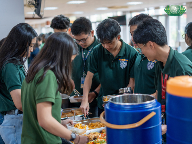 After the tour and interfaith discussion, students enjoyed a delicious vegetarian lunch prepared by Tzu Chi volunteers.