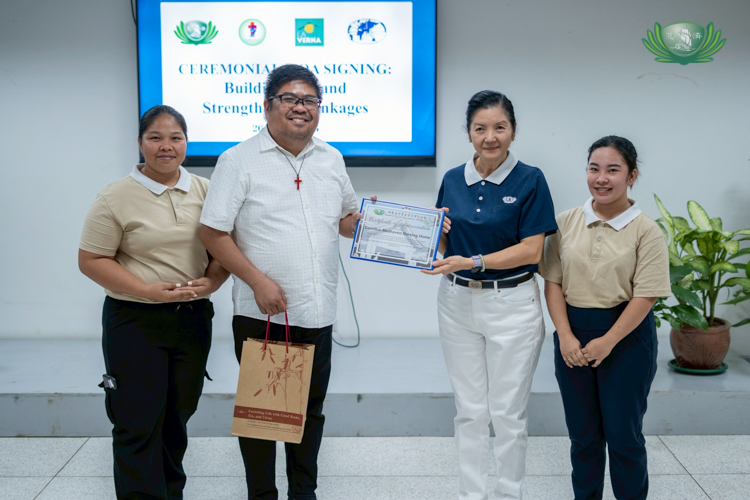Tzu Chi Education Committee Head Rosa So presents Rev. Fr. Marven Ruyeras of Camillus Medhaven Nursing Homes with tokens of appreciation.