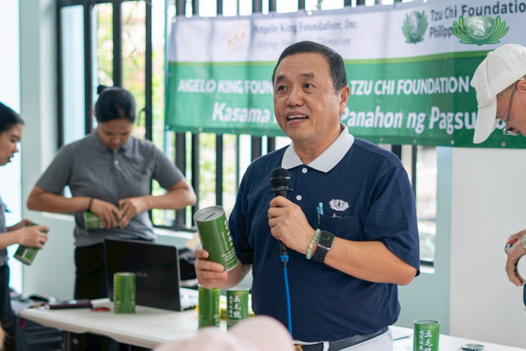 Tzu Chi volunteer Benson Lao takes the opportunity to empower beneficiaries to help others through Tzu Chi’s coin can donations.
