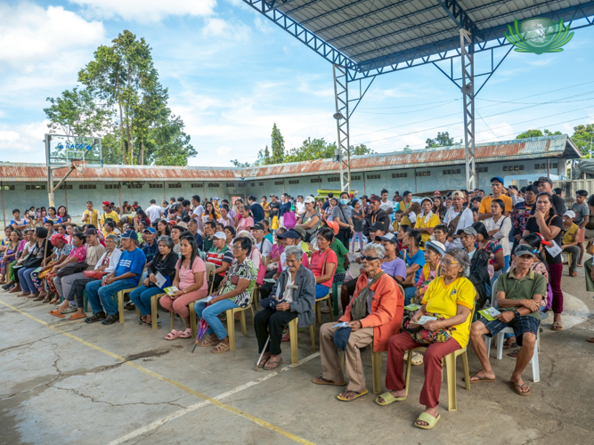 On December 15, Tzu Chi distributed relief goods to 148 families in the districts of Kakapihan 1 and 2, in Bago City’s Mailum Covered Court.