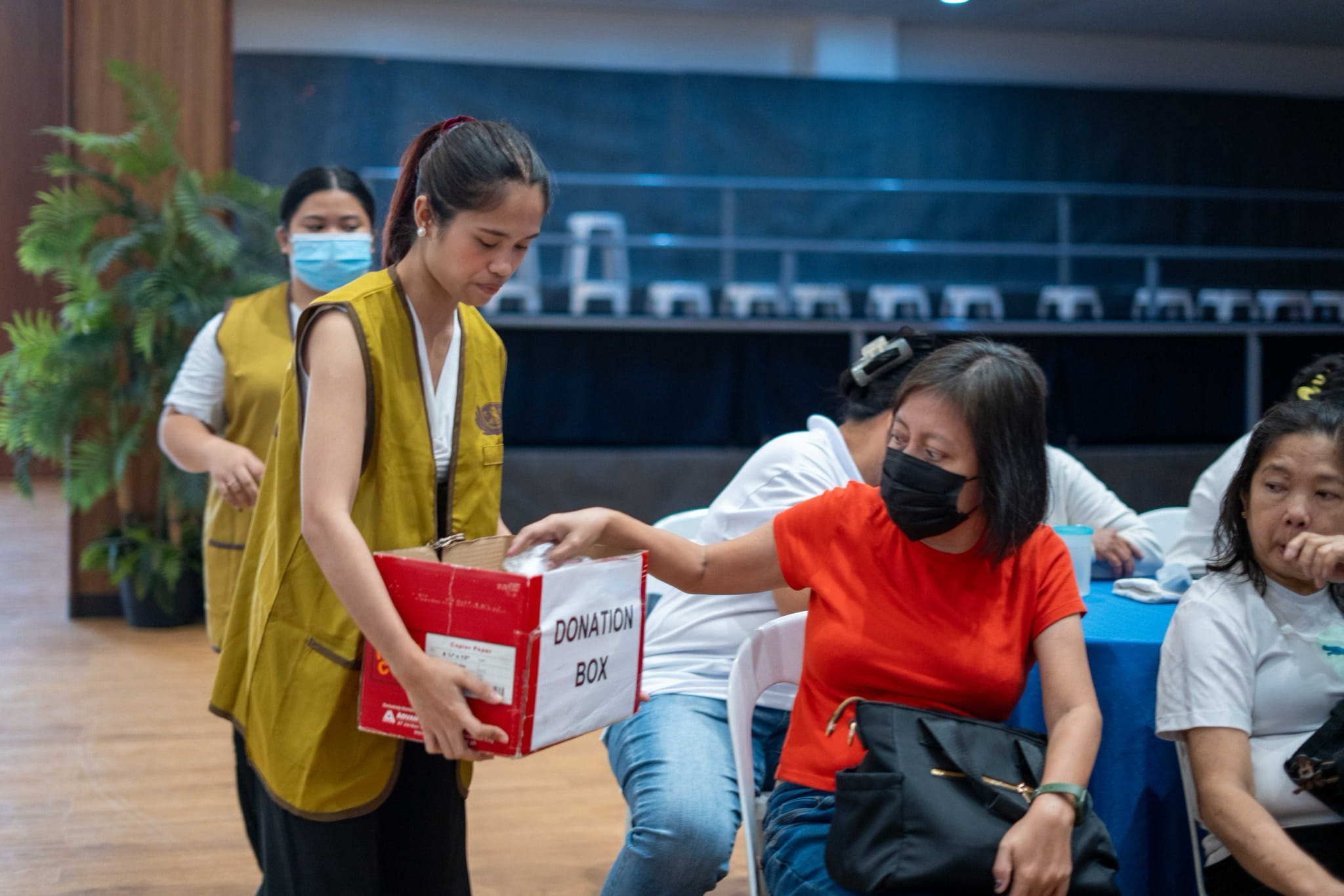 She may have graduated, but Tzu Chi scholar Heart Baquilar continues to volunteer with Tzu Chi. After sharing her Tzu Chi scholar journey on stage, she participated in the collection of donations for Tzu Chi’s Educational Assistance Program.