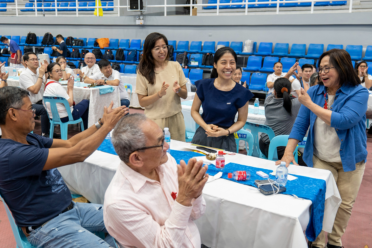 Sharing her journey, Dr. Joyce Rodvie Sagun of the Ear, Nose, and Throat Department (standing, center) thanks Tzu Chi for its unwavering support and expresses hope to foster future collaborations.