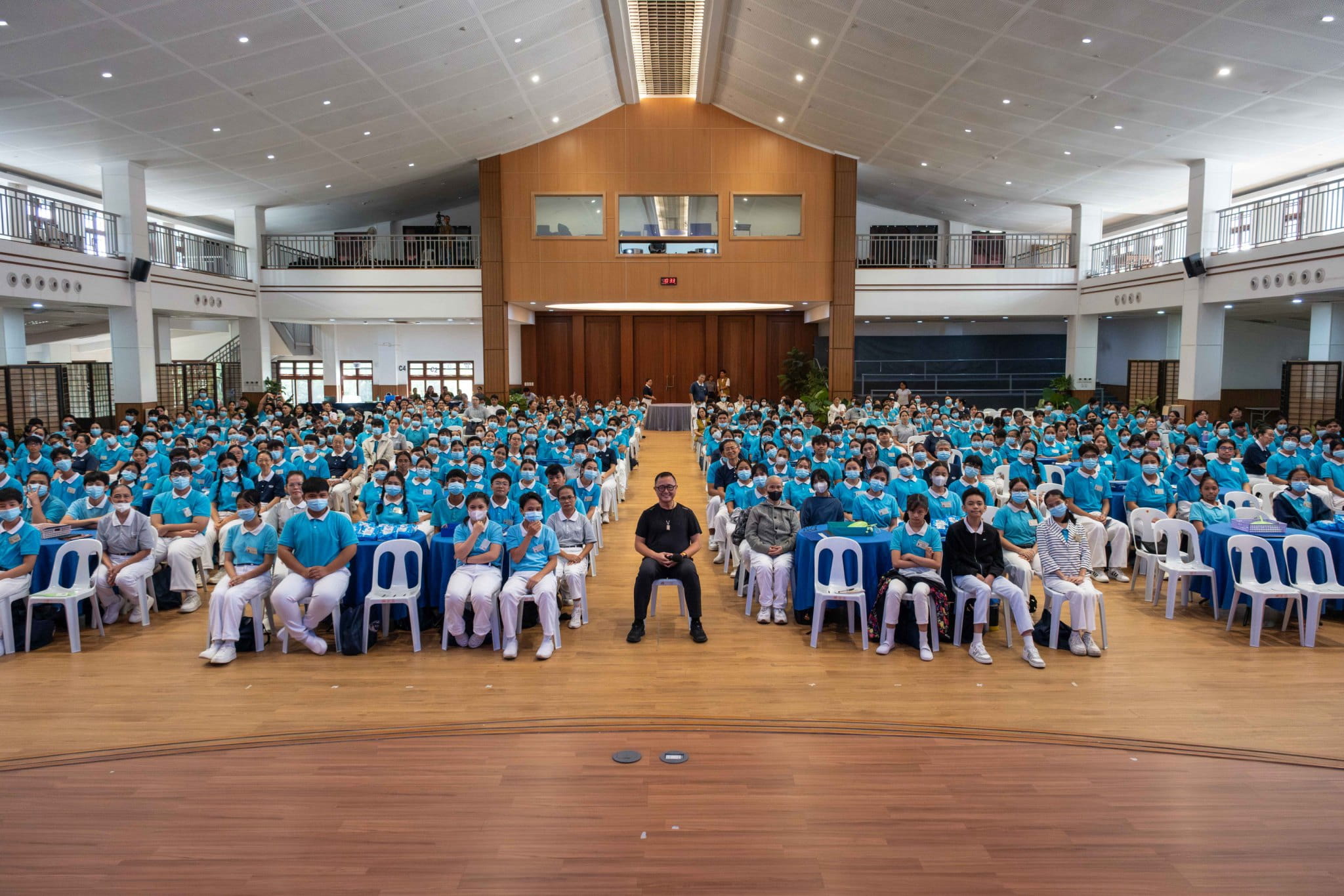 At the Jing Si Hall of Buddhist Tzu Chi Campus, guest speaker Dr. Tony Fernando (center) requests for a selfie with the 354 scholars in attendance.