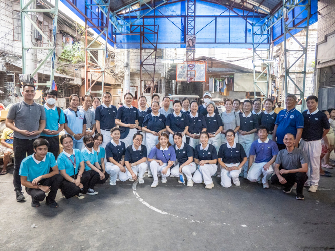 After the relief operations, Tzu Chi volunteers, staff, and scholars pose together for a photo. 【Photo by Matt Serrano】