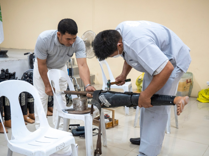 Tzu Chi volunteers and prosthetic technicians poured great effort into ensuring that the prostheses are perfectly fit for the recipients.