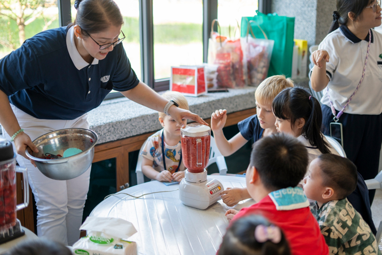 Inside Unity Hall, Jane Sy, directress of Tzu Chi Great Love Preschool Philippines (left) led a roster of activities for kids. 