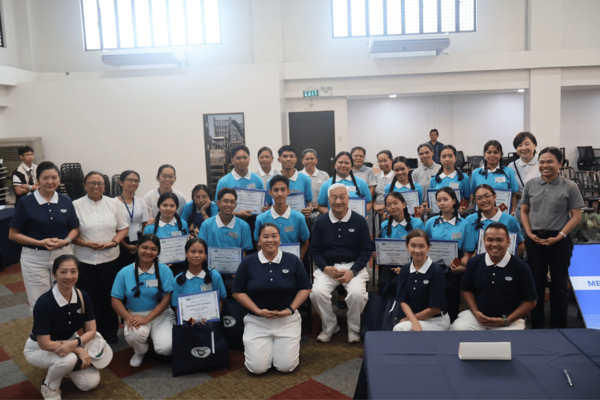 Tzu Chi volunteers, staff, and scholars take a photo after the successful awarding of scholarships.