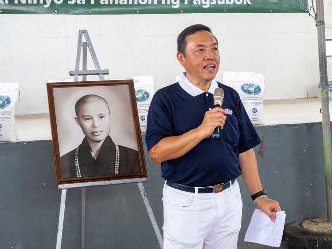 In Sta. Ana, Tzu Chi volunteer Benson Lao shares stories about Tzu Chi during the relief distribution. 