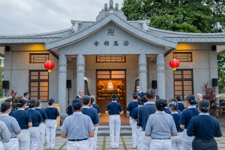 As dawn breaks after the evening ceremony, Tzu Chi volunteers and guests participate in a walking meditation at the BTCC, embracing mindfulness to start the New Year.