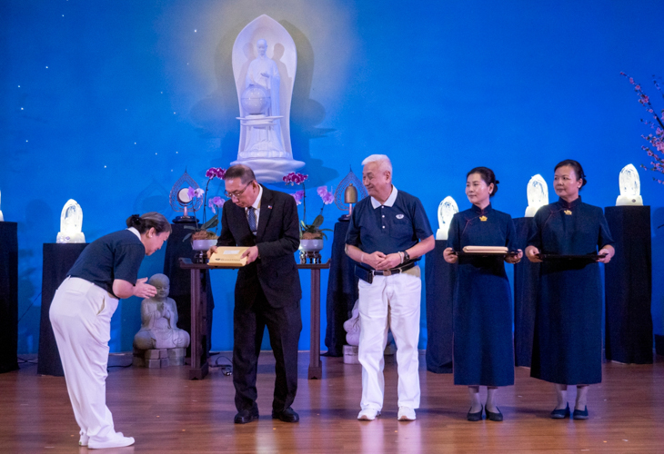 Ambassador Francis Chua and Tzu Chi Philippines CEO Henry Yuñez presented plaque of recognition to donors for their support to Tzu Chi Foundation.