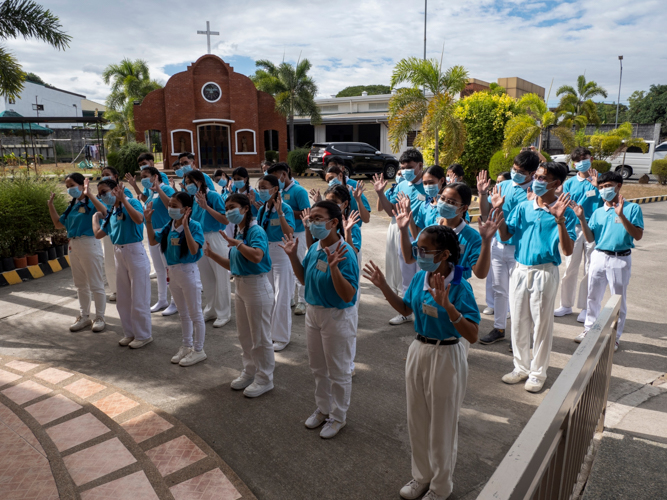 The “One Family” sign language performance by Tzu Chi scholars bridges communication barriers.