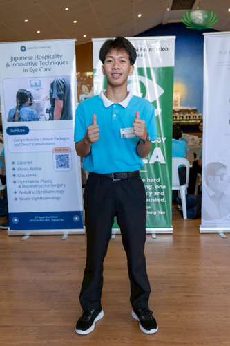 Before Angelo Luis Falcutila got this pair of sneakers from Shubizz, he owned a single pair of shoes, which he saved for school. The rest of the time, he wore slippers. “Thank you to the Tzu Chi Foundation,” says the 20-year-old from Dr. Josefa Jara Martinez High School. “I now have new shoes to wear to Humanity class and other important errands.”