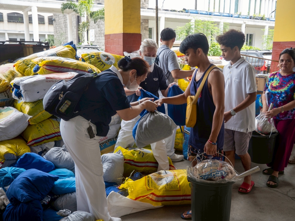 With a grateful heart and encouragement, Tzu Chi volunteers give relief items to beneficiaries affected by the fire.