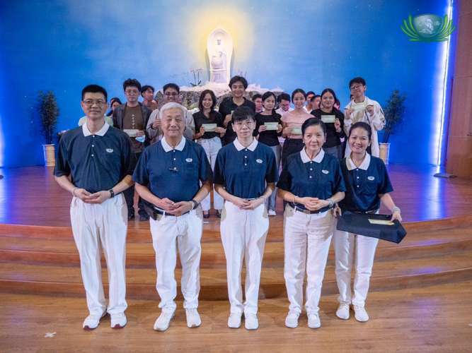 (From left) Taiwanese volunteer Cai Ming-Mo, Tzu Chi Foundation Philippines CEO Henry Yuñez, Taiwanese volunteer Chou Hui-Ping, Tzu Chi Education Committee Head Rosa So, and Tzu Chi volunteer Jinny Ong award scholars who graduated with Latin honors.