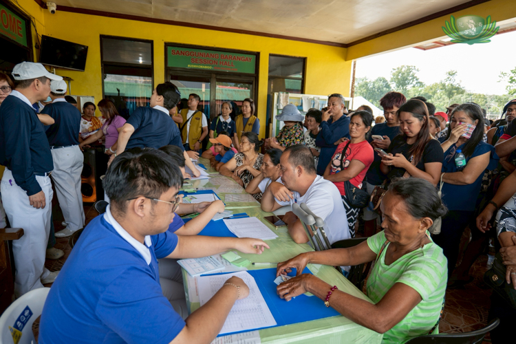 Busy tables and long lines mark Day 3 of Tzu Chi’s relief operation, as volunteers and youth work tirelessly to assist every beneficiary efficiently.