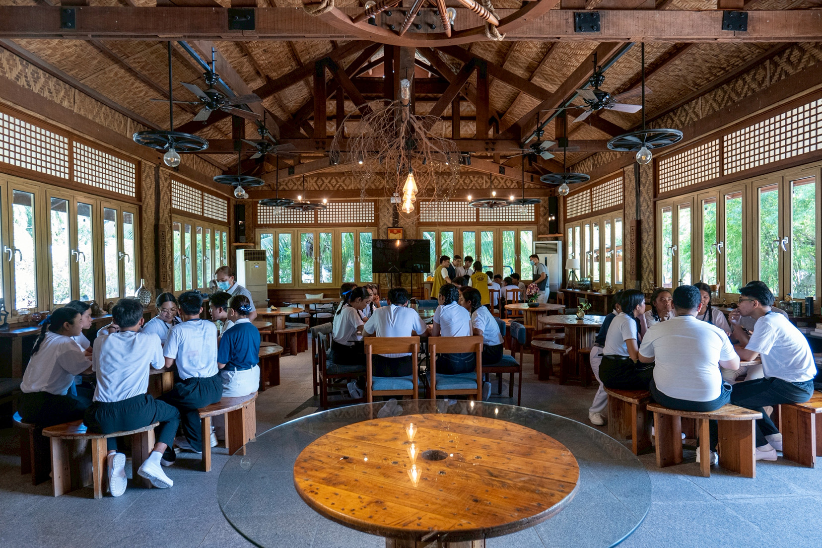 In another “Amazing Race” challenge, scholars identify recycled and upcycled details inside the Tzu Chi Café. 