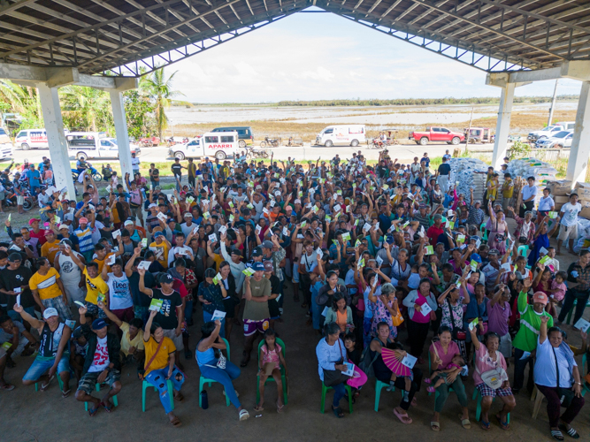 Beneficiaries raise their relief stubs, grateful for Tzu Chi’s help during this calamity. 