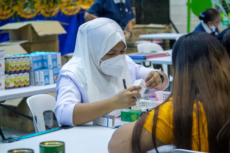 A student nurse checks the medication and vitamins to be given to the patient. 【Photo by Marella Saldonido】