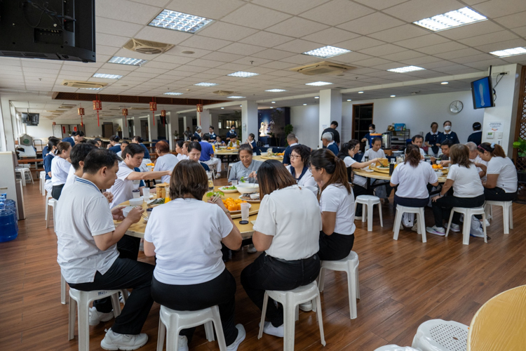 Participants share a vegetarian lunch, fostering fellowship and mindful eating.