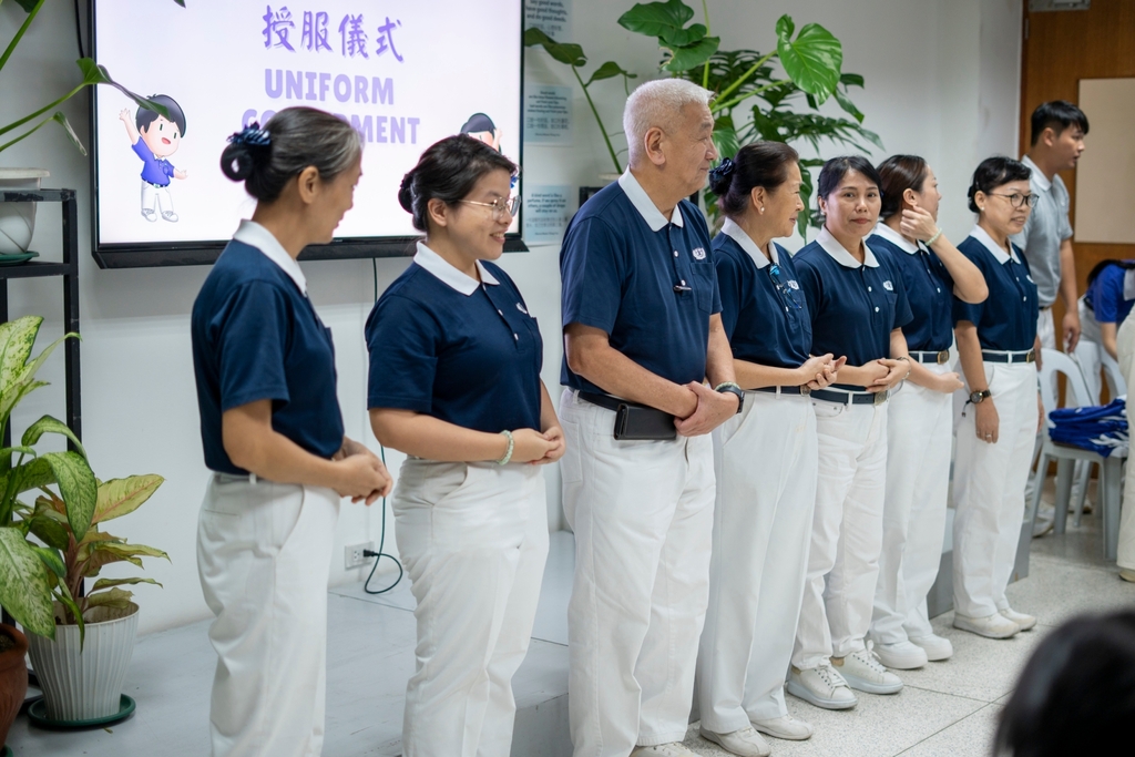 Tzu Chi Philippines CEO Henry Yuñez (third from left) leads the induction ceremony of Tzu Chi Youth, turning over the youth’s uniforms.