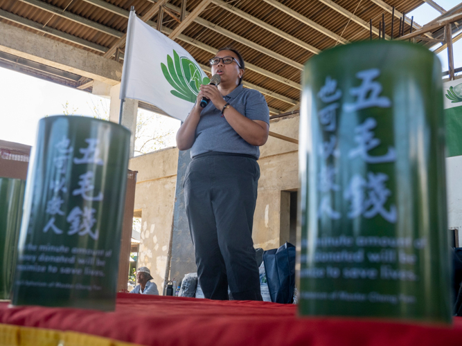 In Aparri, Tzu Chi Charity Department Head  Tina Pasion shares stories about Tzu Chi during the relief distribution.