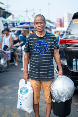 Tzu Chi restores the spark in the lifeless eyes of a 59-year-old former truck driver, Eduardo Carabaña. “We don’t have anything like this; we have nothing left. This is such a huge help. All of us are grateful to Tzu Chi, especially me,” he says.