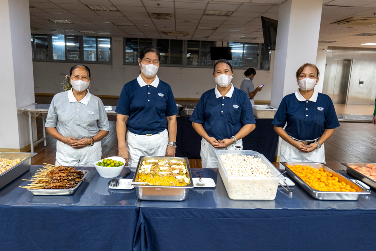 At the dining area of Harmony Hall, Tzu Chi volunteers are ready to serve guests with vegetarian treats. 