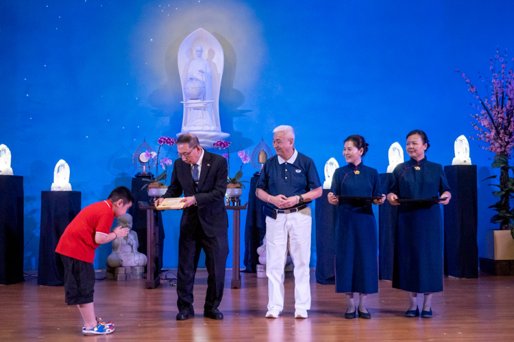 Ambassador Francis Chua and Tzu Chi  Philippines CEO Henry Yuñez presented plaque of recognition to donors for their support to Tzu Chi Foundation.