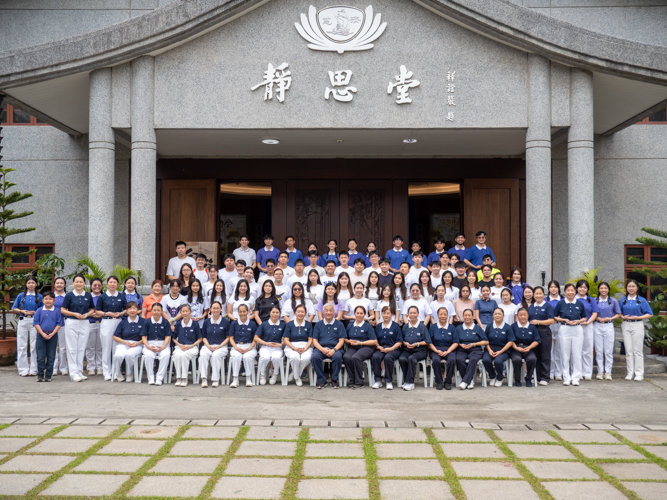 Participants, Tzu Chi Youth staff, and Tzu Chi volunteers gather for a group photo in front of BTCC's Jing Si Auditorium, commemorating a successful Sports Day.